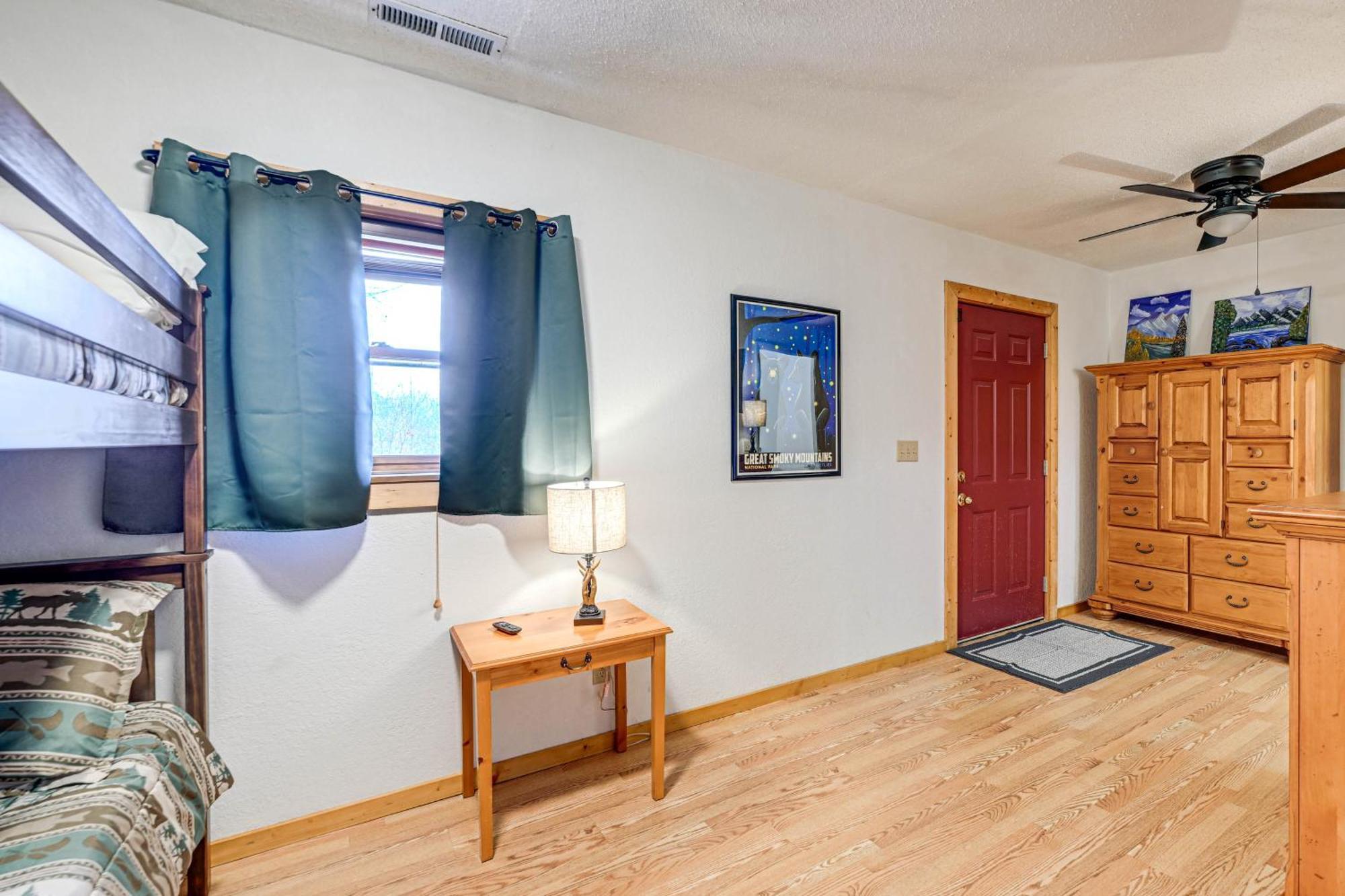 Bryson City Cabin With Hot Tub, Views And Pool Table! エクステリア 写真